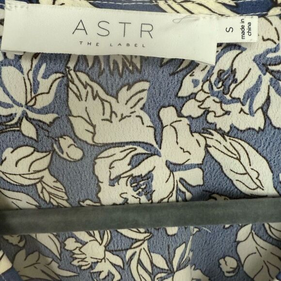 ASTR The Label periwinkle floral puff sleeve wrap long sleeve blouse size small - Picture 2 of 6